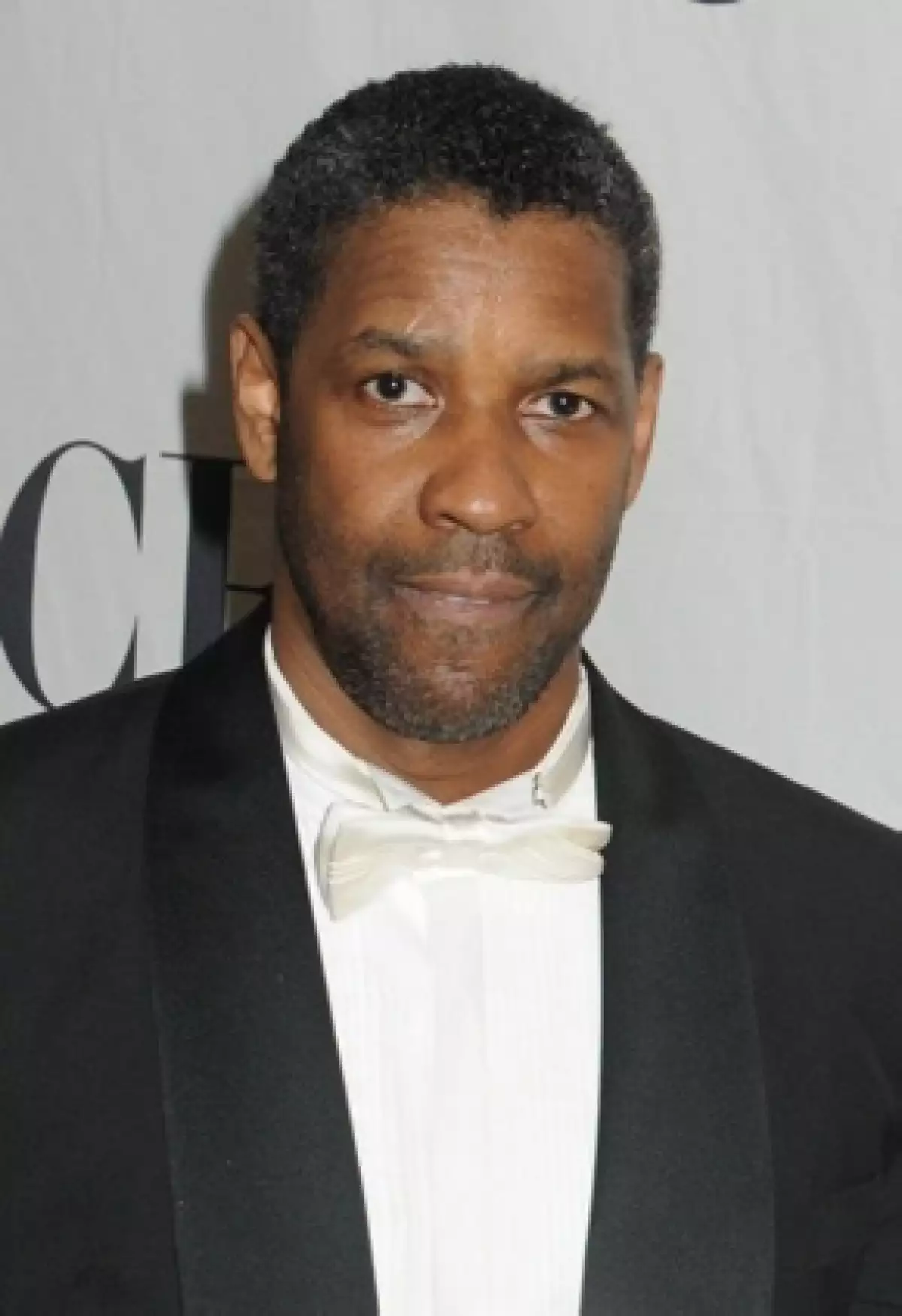 El actor fue invitado para conducir la ceremonia que año con año se realiza para otorgar el reconociendo a la persona que ha trabajado en favor de la fraternidad entre las naciones.