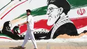 Un hombre pasa junto a un mural que representa al difunto líder supremo iraní Ayatolá Ali Khamenei en Teherán el 24 de julio de 2026. El ejército de Irán dijo el 24 de julio que llevó a cabo ataques con drones contra varias instalaciones y bases militares estadounidenses en Bahréin y Jordania en represalia por los últimos ataques estadounidenses contra la República Islámica.