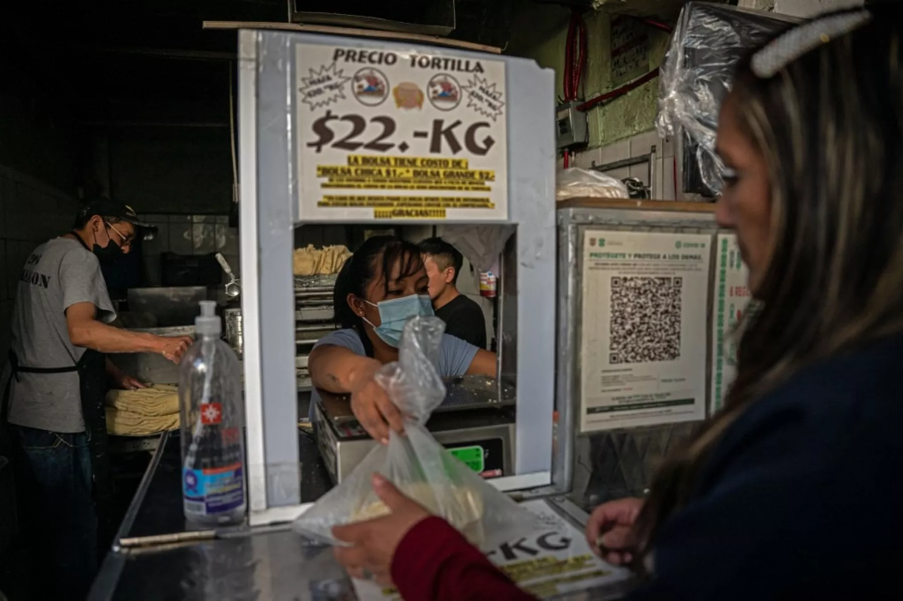 El cobro de piso por parte del crimen organizado en México afecta el precio de la tortilla. 