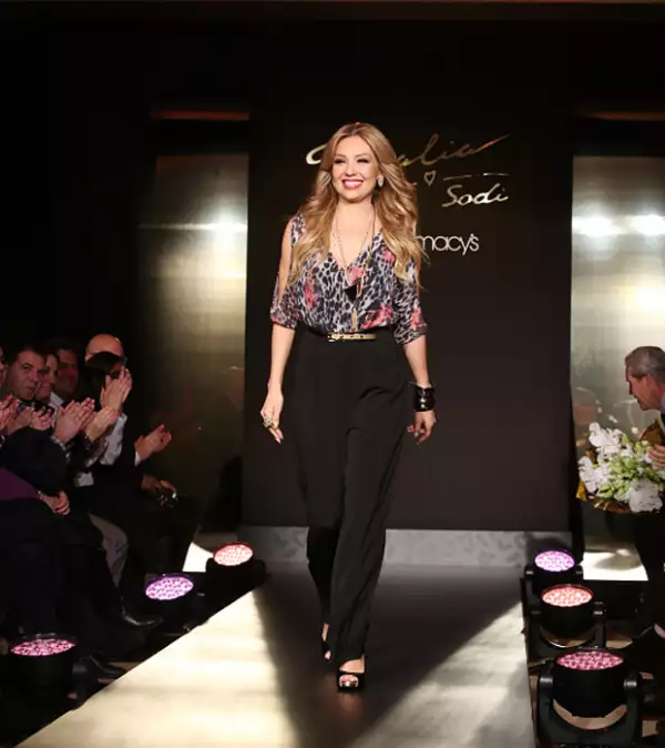 Como toda una modelo lució Thalía durante la reciente presentación de su colección de ropa, en Nueva York.