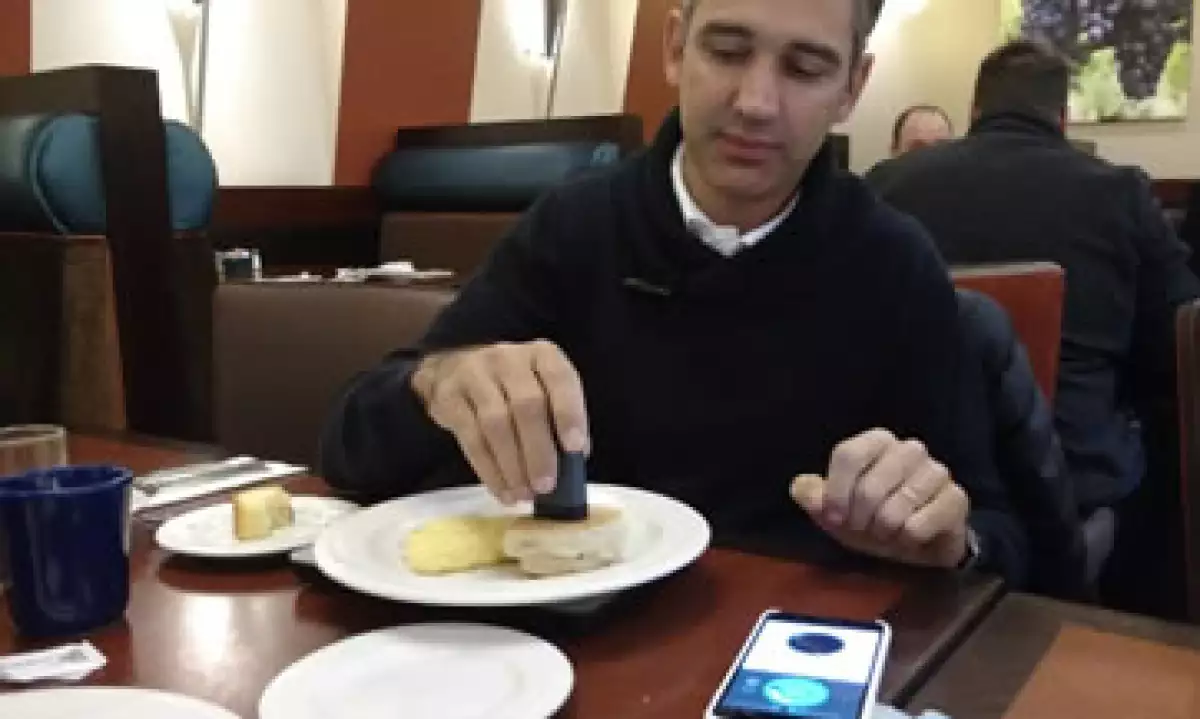 El CEO de Diet Sensor, Remmy Bonnase revisa el contenido de su desayuno. (Foto: David Goldman/CNNMoney)