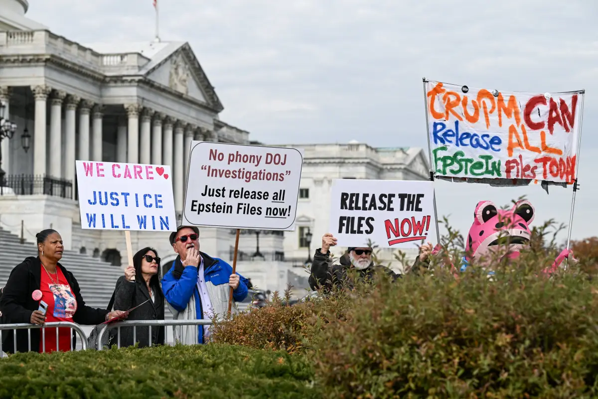 Los manifestantes se paran detrás de las barricadas en una conferencia de prensa con la representante estadounidense Adelita Grijalva (D-AZ) (no en la foto) mientras pide la publicación de los archivos de Epstein, en Capitol Hill en Washington, D.C., EE. UU., el 18 de noviembre de 2025.