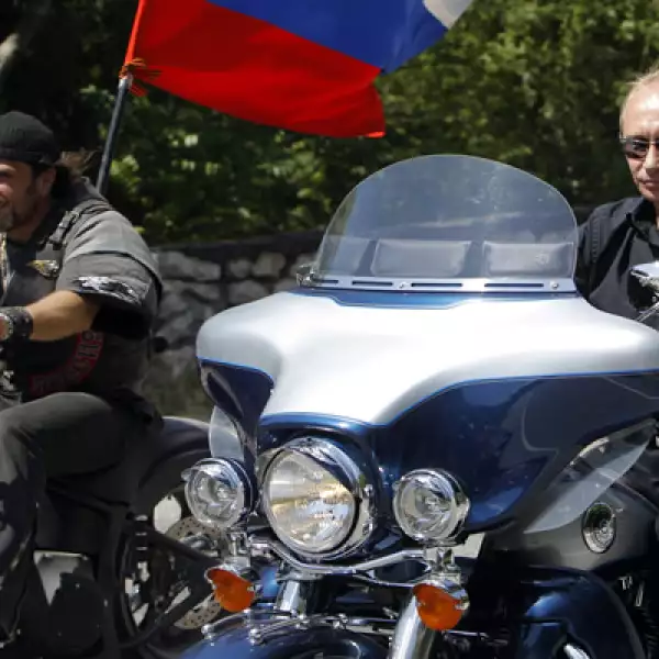 Sobre una Harley Davidson, en 2010 se reunió con motociclistas en un campamento cerca de Ucrania.