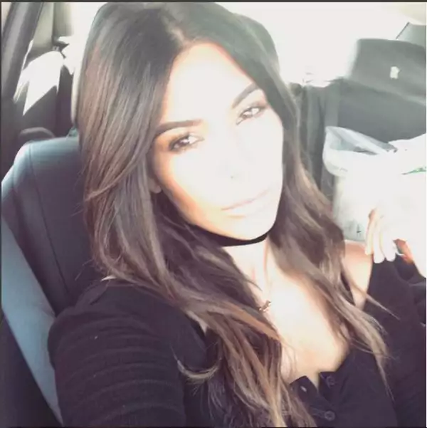 Kim presumió su nuevo look, luego de varios meses de no someter su melena a procesos químicos.