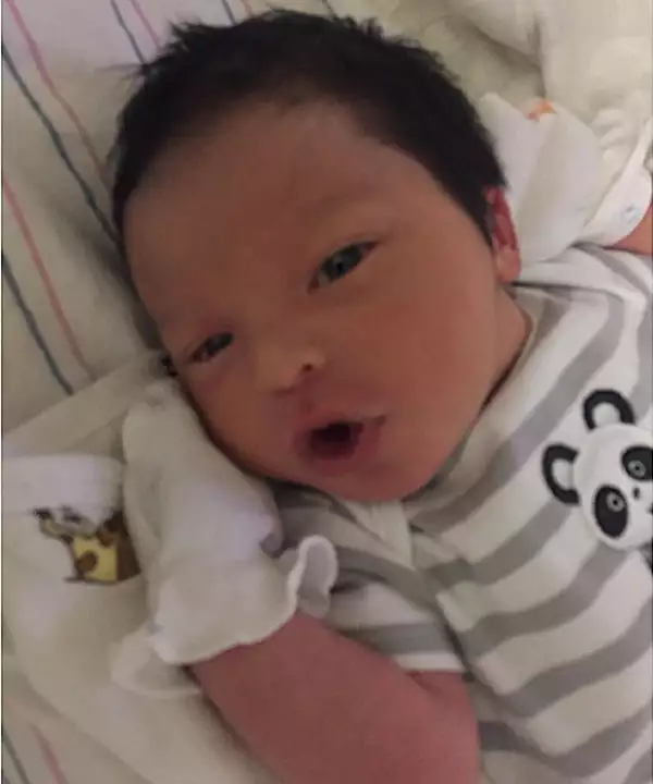 Estas fueron las primeras imágenes del bebé, cuyo peso fue de 4 kilos y altura de 50 centímetros.