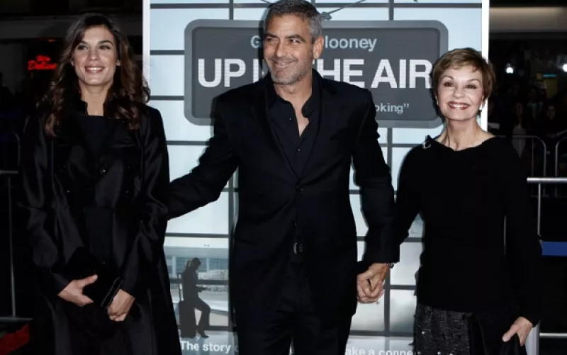 El actor asistió anoche a la presentación de su más reciente cinta, `Up in the Air´ en compañía de su novia, Elisabetta Canalis, y de su mamá, Nina Bruce Clooney.