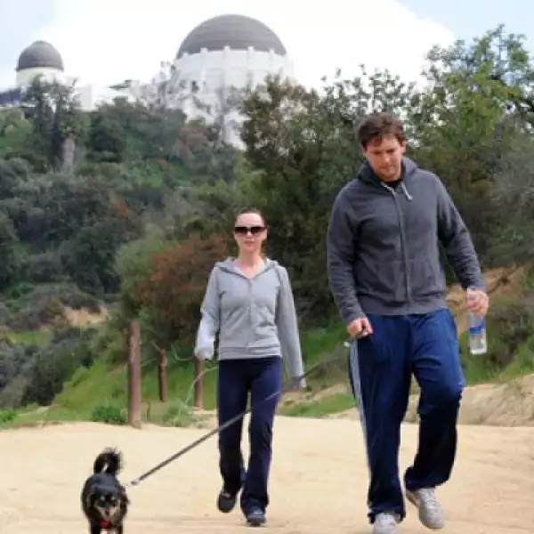 Christina Ricci y Owen Benjamin caminan con su perro en Los Feliz, California.