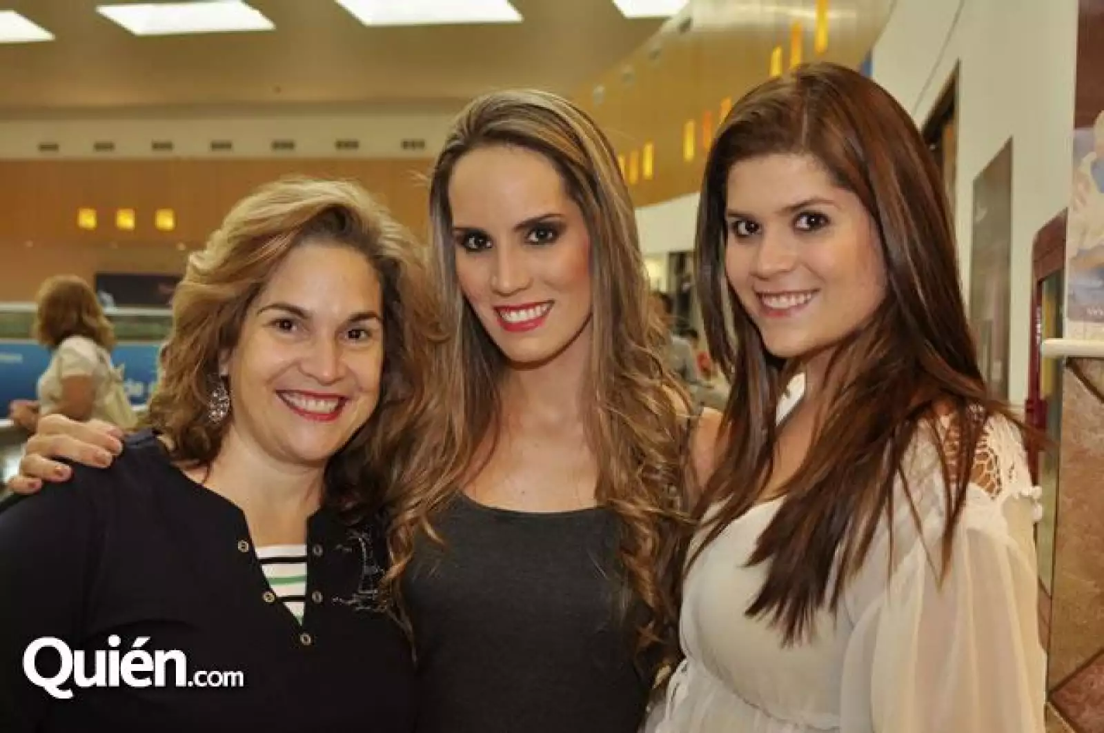 Tere Villarreal de Dillon,Lizy Dillon y Montse Dillon