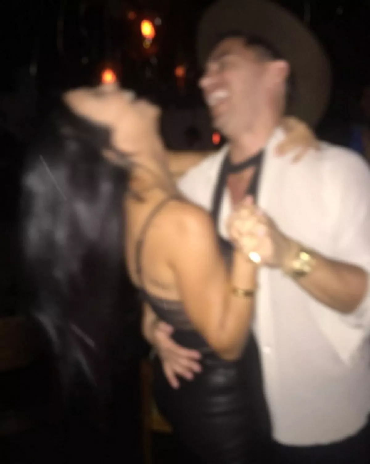 Kourtney presumió esta fotografía en la que aparece divirtiéndose con un misterioso hombre.