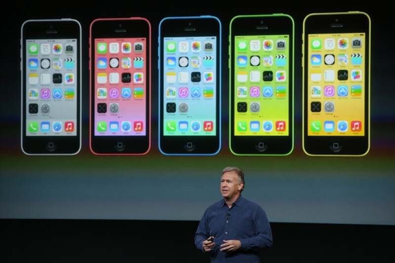 La compañía fundada por Steve Jobs presentó el iPhone 5C, de plástico, y una versión del iPhone 5S en colores dorado, plateado y gris.