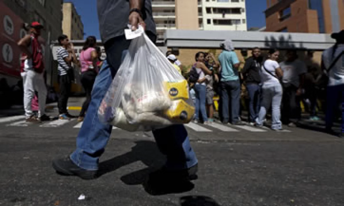 Una de las filas para comprar alimentos en Venezuela, que vive una crisis económica por diversos factores. (Foto: Reuters)