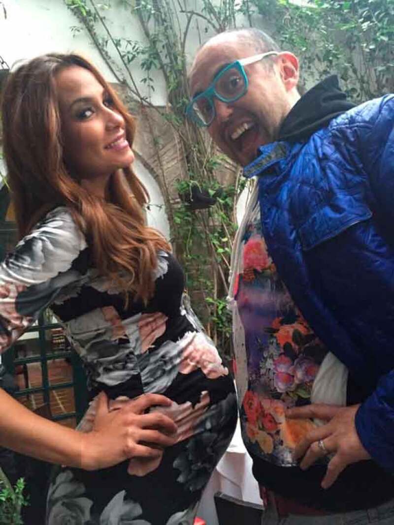 Loret de Mola cmpartió esta foto de la futura mamá comparando su baby bump con el cuerpo de Clark.