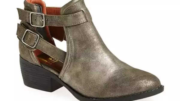 Estos botines son ideales por sus aberturas y tono metálico.