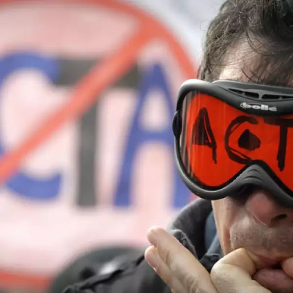 Polonia, Francia e Italia figuran entre las naciones europeas que firmaron recientemente el acuerdo que busca proteger los derechos de autor en la web.