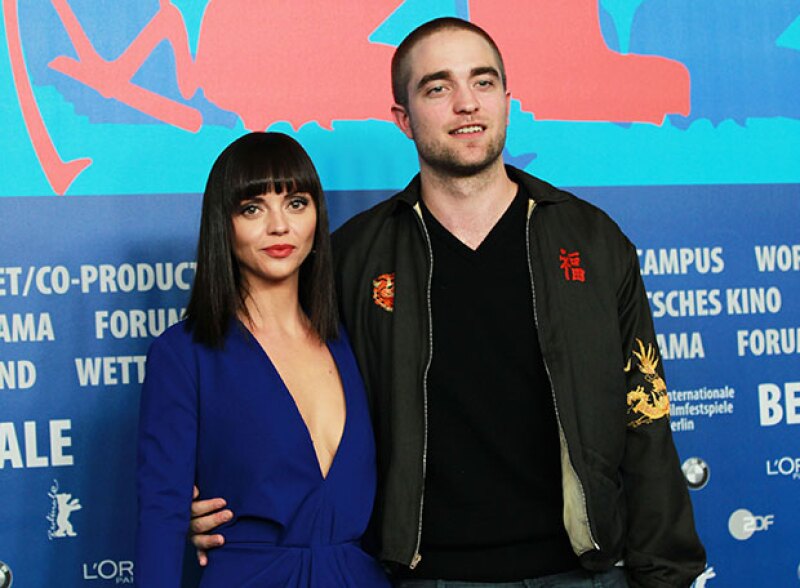 La revista Vogue asegura que el actor habría encontrado el amor en la actriz de 36 años, con quien rodó la cinta Bel-Ami, en 2012.