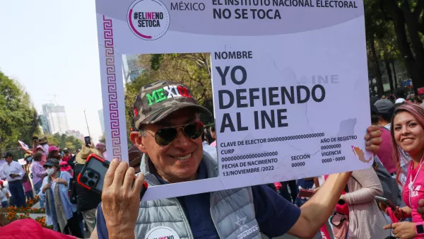 Ciudadanos marcharon en defensa del INE, ya que señalan que la Reforma Electoral promovida por el Ejecutivo, Andrés Manuel López Obrador, atenta contra la democracia y autonomía del Instituto Nacional Electoral.