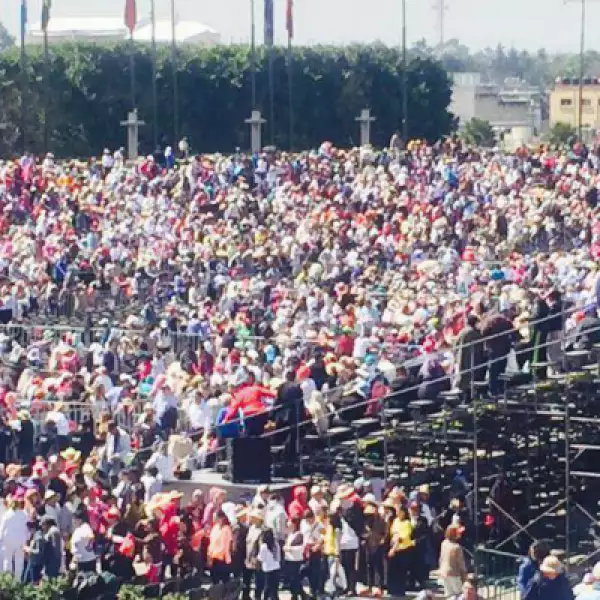 Cientos de mexicanos se congregan alrededor de la Basílica de Guadalupe para escuchar la misa de Francisco.