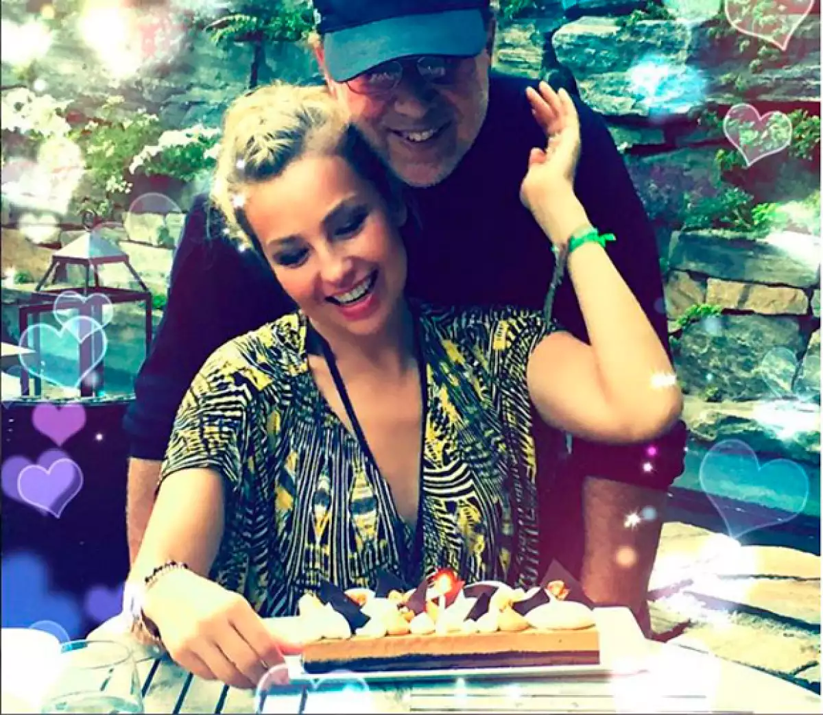 La cantante mexicana celebró su cumpleaños 44 con su esposo y sus hijos, quienes la sorprendieron con un pastel hecho por ellos mismos.