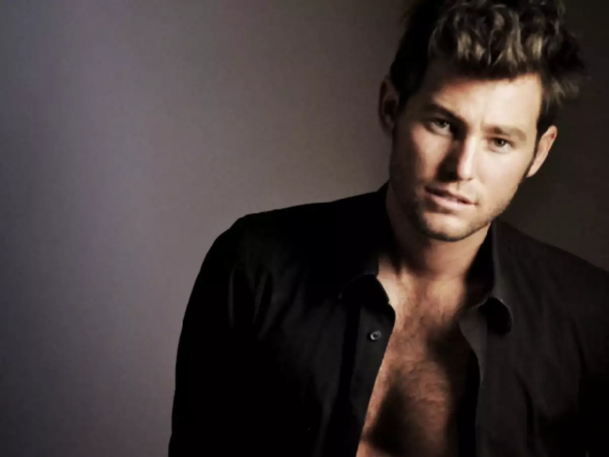 El actor interpreta a un profesor en `Prófugas del Destino´ papel que le ha dado gran aceptación entre el público femenino, pues más de una quiere ser las consentida y sacar buenas calificaciones.