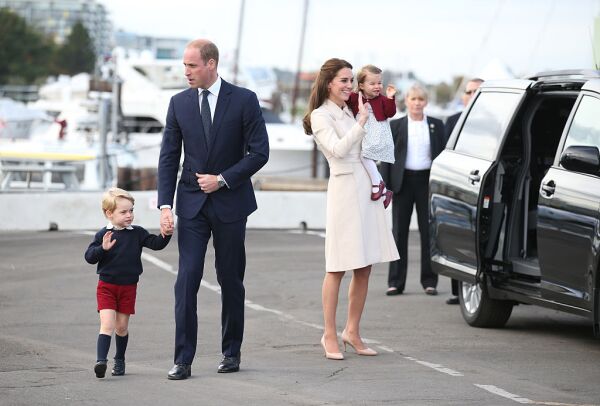 Familia real británica dejando Victoria.