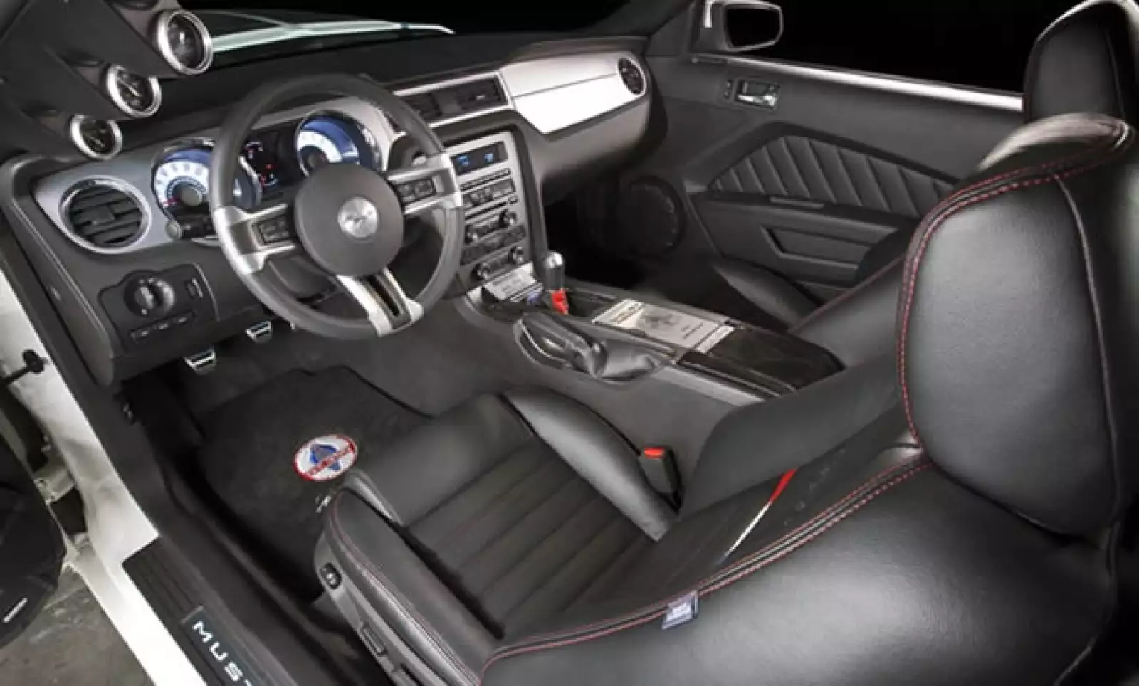 Los interiores de Mustang GT350 son ergonómicos y muy deportivos, en el tablero incluirá la nueva versión de la consola SYNC para consultas informativas vía internet.