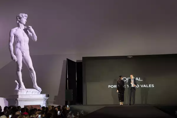 imagen de John Caselaw, Brand General Manager L’Oréal Paris México y Alma Mora, Advocacy Manager en L’Oréal Paris México durante el inicio de la pasarela.