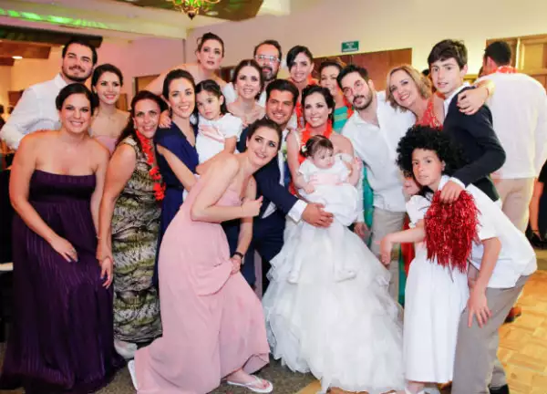 La fiesta comenzó como una comida que se prolongó prácticamente durante todo el sábado.