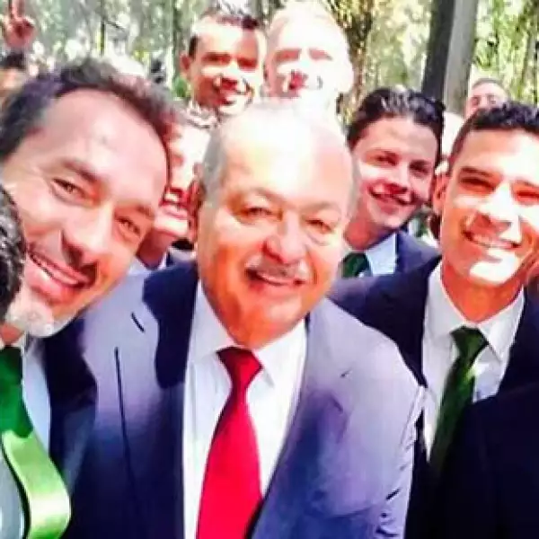 Arturo Elías Ayub publicó una selfie con el club Leon, Carlos Slim y el presidente Enrique Peña Nieto, luego de que el equipo de fútbol ganara el campeonato Clausura 2014.