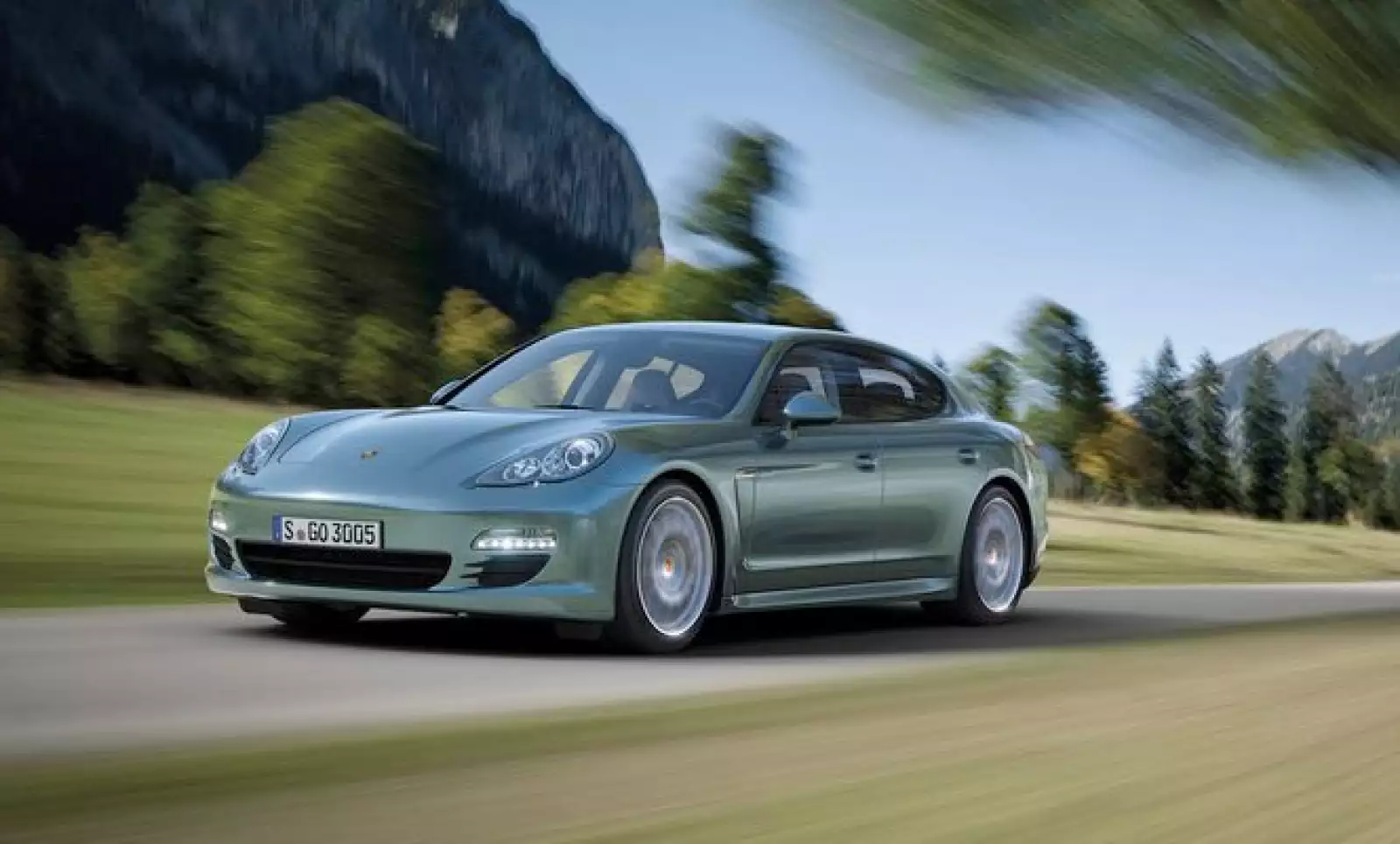 Su motor V6 de 3.0 litros le permite alcanzar una potencia de 250 caballos de fuerza.