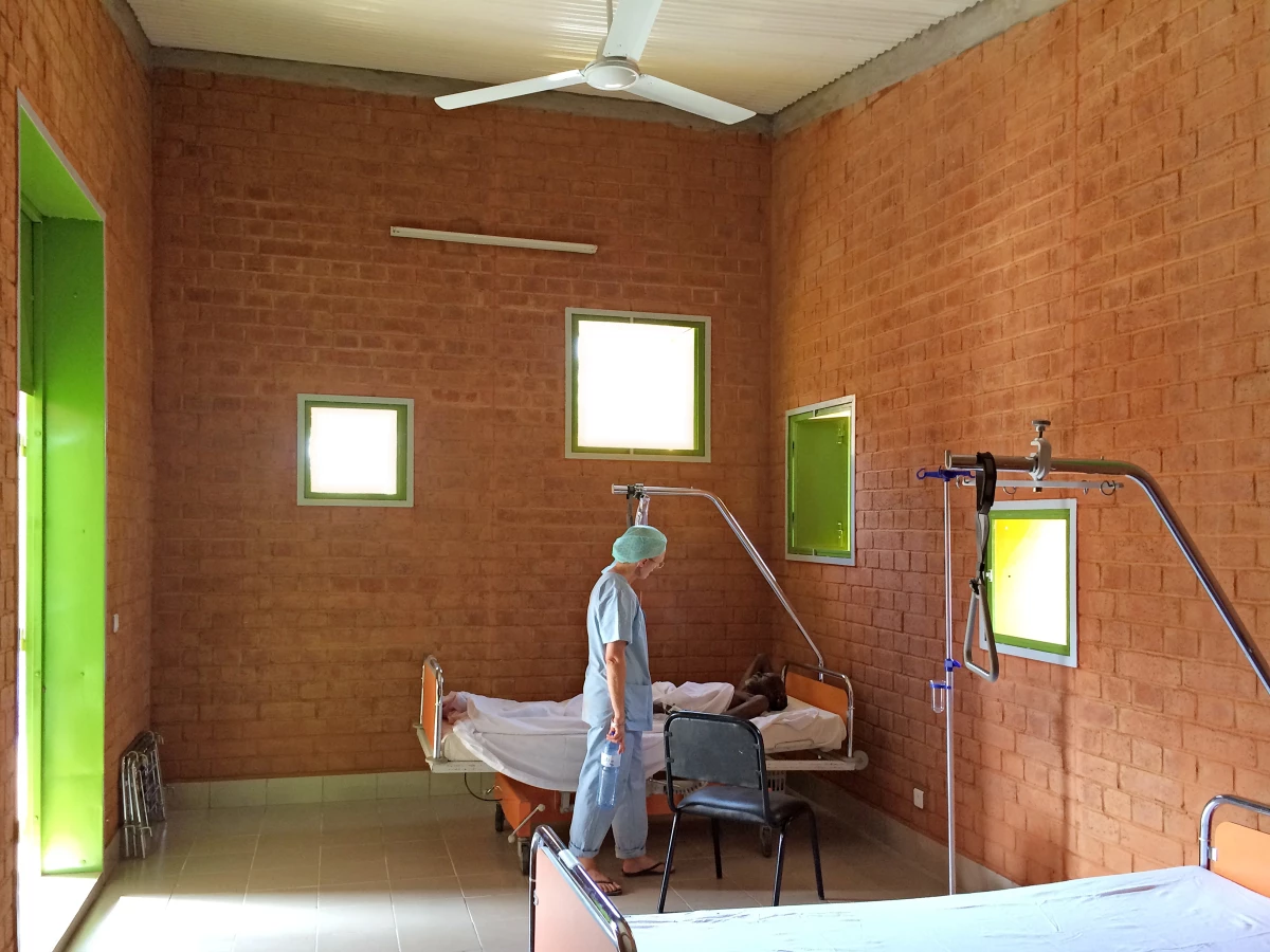 Clínica Quirúrgica y Centro de Salud, obra de Francis Kéré
