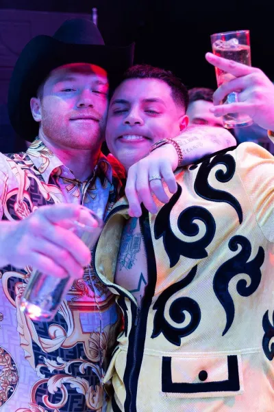 Canelo Álvarez, Grupo Firme y Carín León en los XV años de Emily Canela