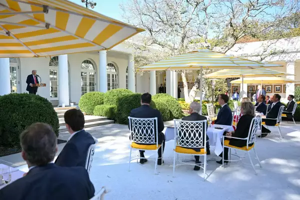Los senadores republicanos e invitados estadounidenses escuchan mientras el presidente Donald Trump (izqueda) habla durante un almuerzo del "Rose Garden Club" en el Rose Garden de la Casa Blanca en Washington, DC, el 21 de octubre de 2025.