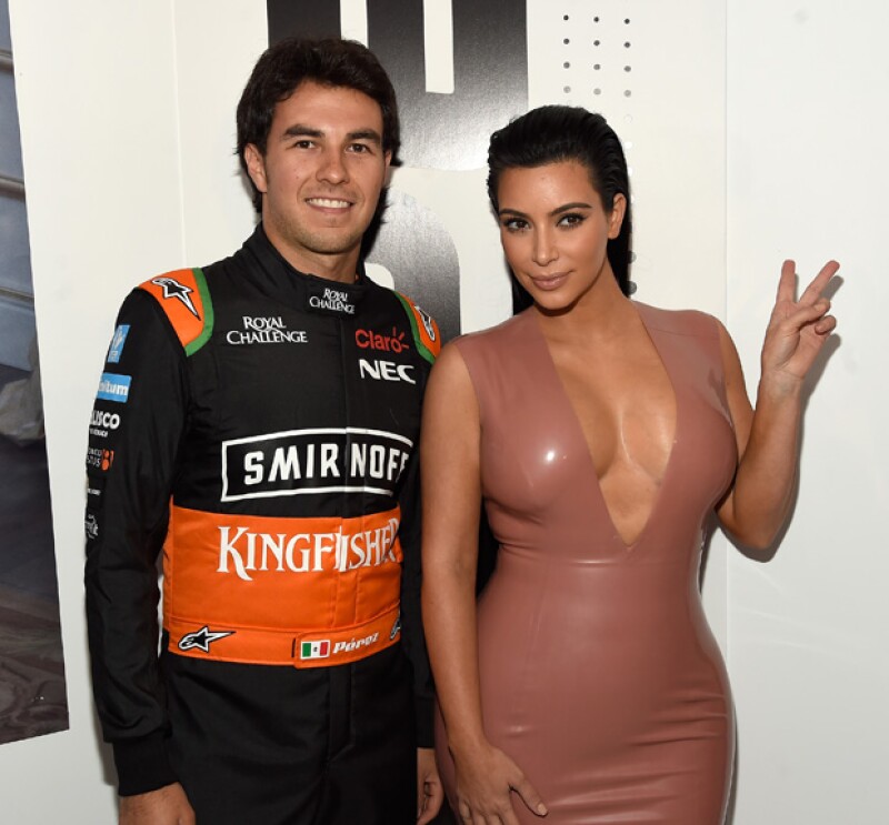 El tapatío posó muy sonriente con la esposa de Kanye West, quien lució un entallado vestido de latex rosa.