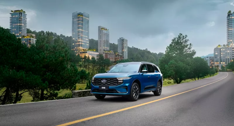 Ford Edge Híbrida circulando en una carretera de la Ciudad de México