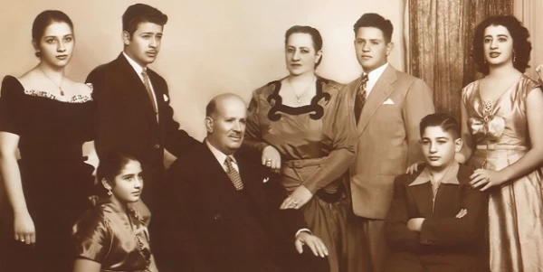 Julián Slim Haddad y Linda Helú de Slim, al centro de la foto, con sus seis hijos en la década de los cincuenta.