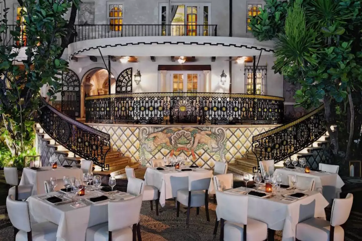 1515500453-khaydenversacevillapoolside2diningupperpoolareaevening-1515089448