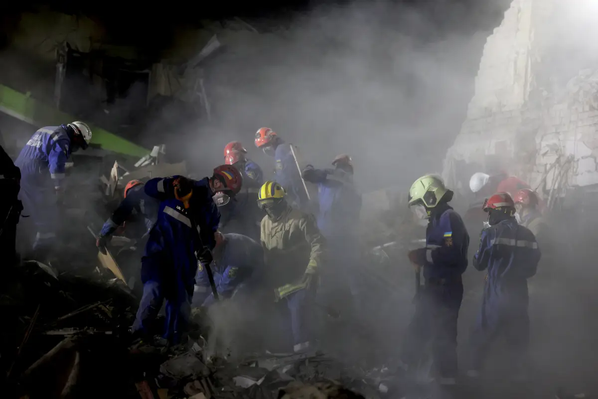 Rescatistas ucranianos operan en el lugar de un ataque con misiles rusos en Kiev la madrugada del 24 de abril de 2025, en medio de la invasión rusa de Ucrania