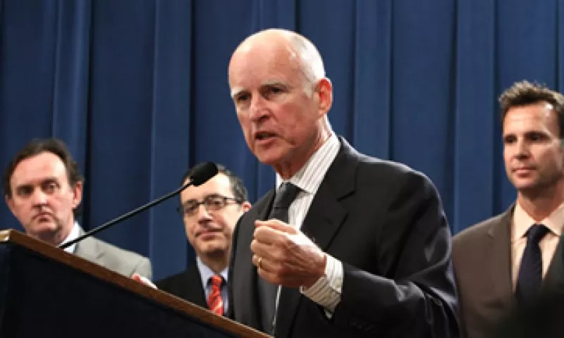 El mandatario Jerry Brown firmó la primera parte del paquete en julio, la cual aprueba otorgar becas privadas y préstamos a estudiantes que no tienen autorización para vivir en EU. (Foto: AP)