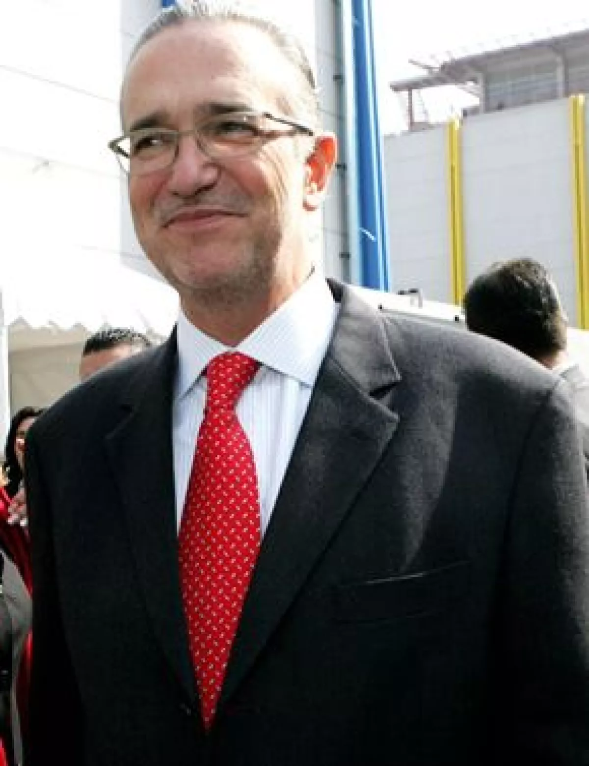 El empresario mexicano y principal accionista de Tv Azteca y Grupo Elektra, invirtió en acciones de Circuit City y ésta anunció el cierre de sus operaciones.