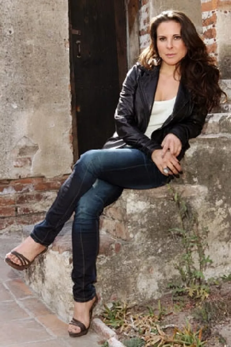 La actriz mexicana que radica en Los Ángeles, se encuentra en nuestro país grabando los últimos capítulos de "La Reina del Sur", basada en la novela de Arturo Pérez Reverte