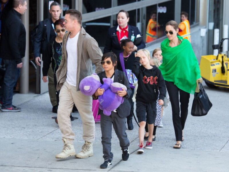 La actriz con sus seis hijos y su esposo Brad Pitt.