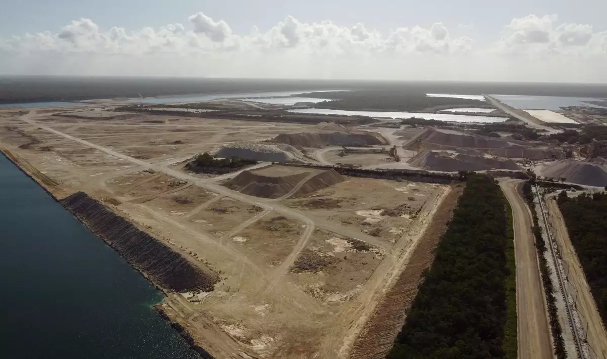 (Extracción de piedra caliza por parte de Vulcan Materials en Calica, en el estado de Quintana Roo, en Playa del Carmen)