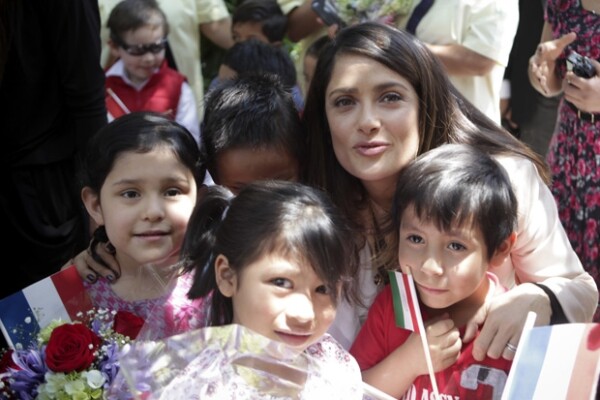 Pequeños y personal de la estancia infantil número 2 del IMSS recibieron a Salma Hayek y autoridades francesas.