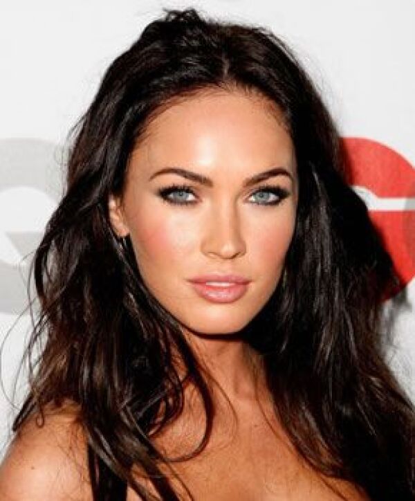 A Megan Fox le favorece el pelo ondulado.