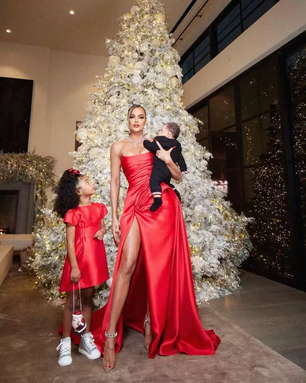 Khloé Kardashian muestra la cara de su segundo hijo en foto de Navidad