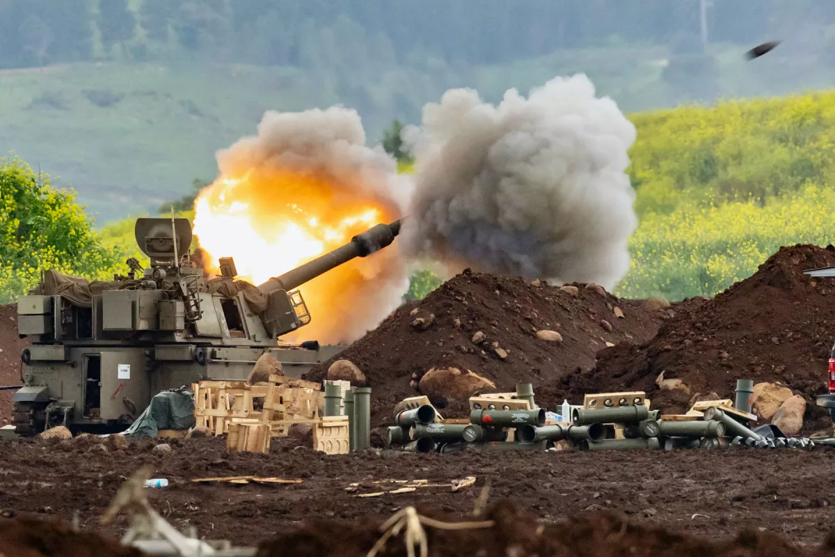 Un cañón de artillería obús autopropulsado israelí dispara balas hacia el sur del Líbano desde una posición en la alta Galilea, en el norte de Israel, cerca de la frontera, el 15 de marzo de 2026.