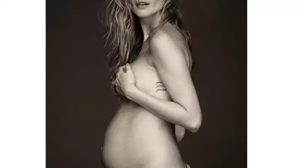 La modelo presume en una foto su pancita de casi seis meses de embarazo.