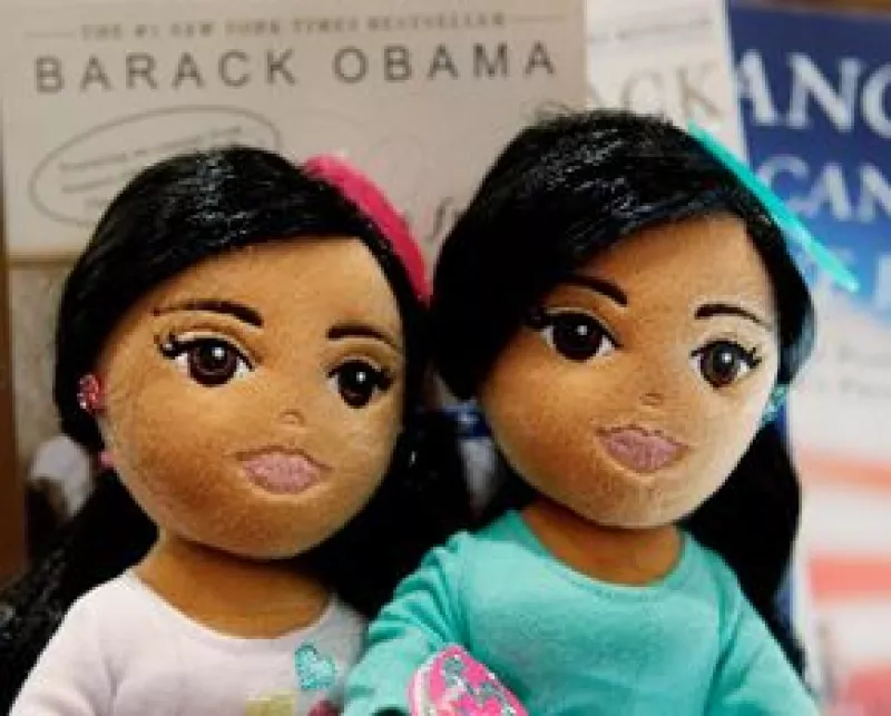 Debido a que a Michelle Obama no le agradó que los juguetes se llamaran como sus hijas, la compañía las rebautizó como Marvelous Mariah y Sweet Sidney.