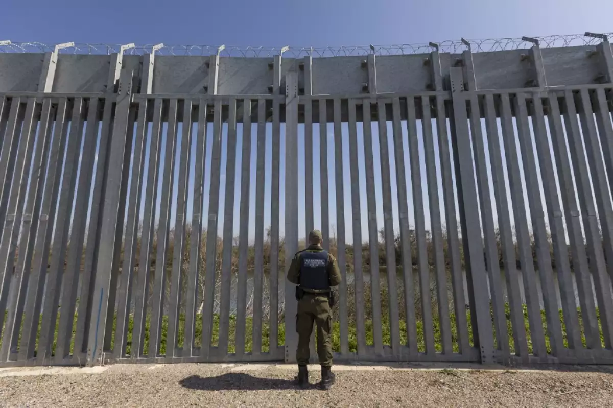 Los agentes de la policía fronteriza se paran frente a la valla en busca de entradas ilegales. Agentes de la policía fronteriza griega patrullan a lo largo de la valla de acero junto al río Evros entre Grecia y Turquía para evitar la entrada ilegal no autorizada de inmigrantes.