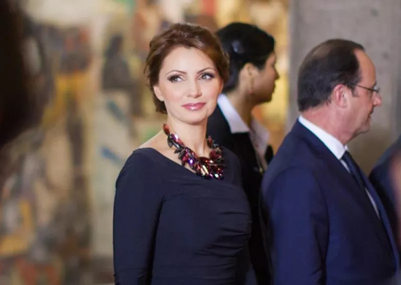 La primera dama lució un entallado vestido azul a juego con pointy shoes del mismo color de su collar en tonos rojos y un maquillaje sencillo.